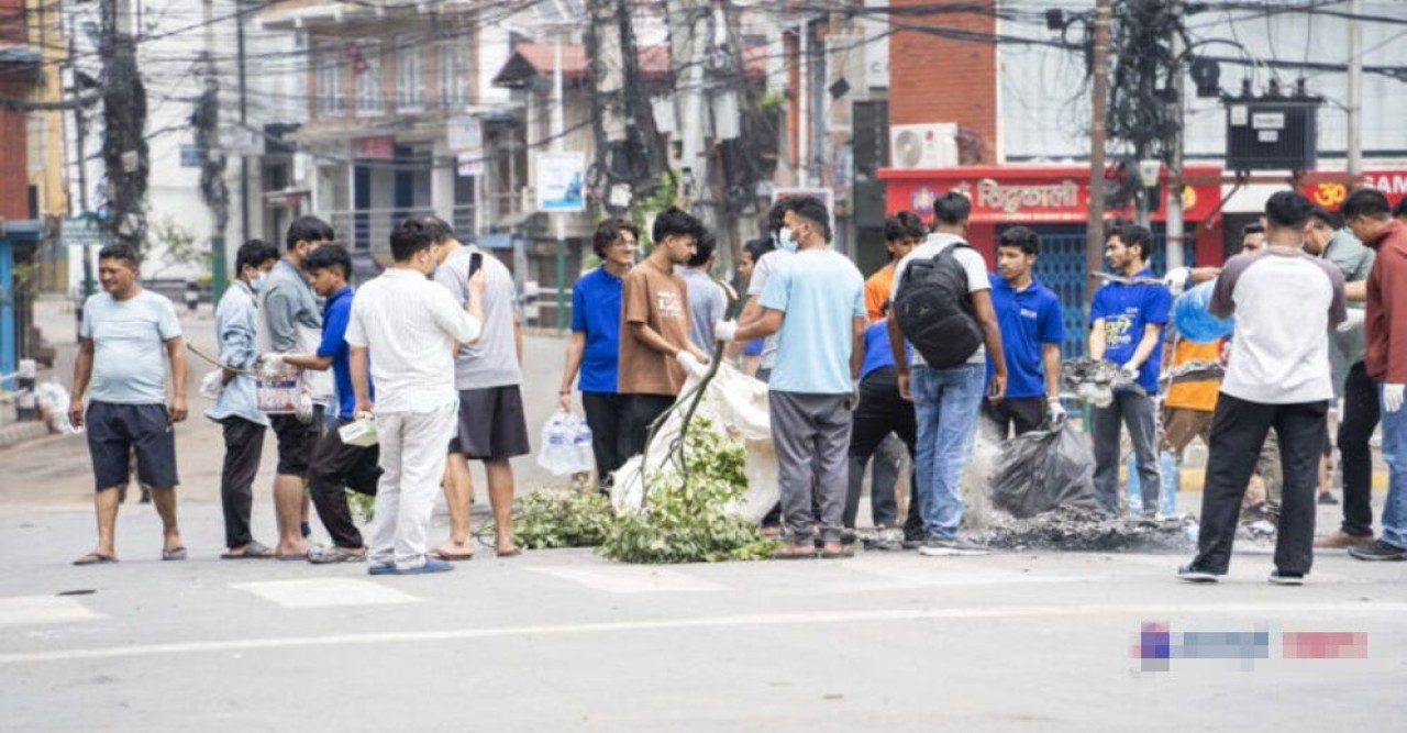 এবার পরিষ্কার-পরিচ্ছন্নতায় নেমেছে নেপালের জেনজি
