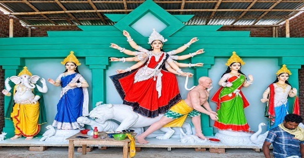 তানোরে দ্রুত গতিতে চলছে প্রতিমায় রংতুলির কাজ, বরণের অপেক্ষায় পূজারীরা