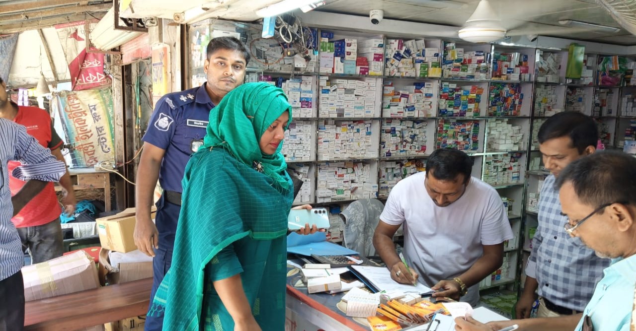 মান্দায় ঔষধের ফার্মেসিতে প্রশাসনের অভিযান পরিচালনা