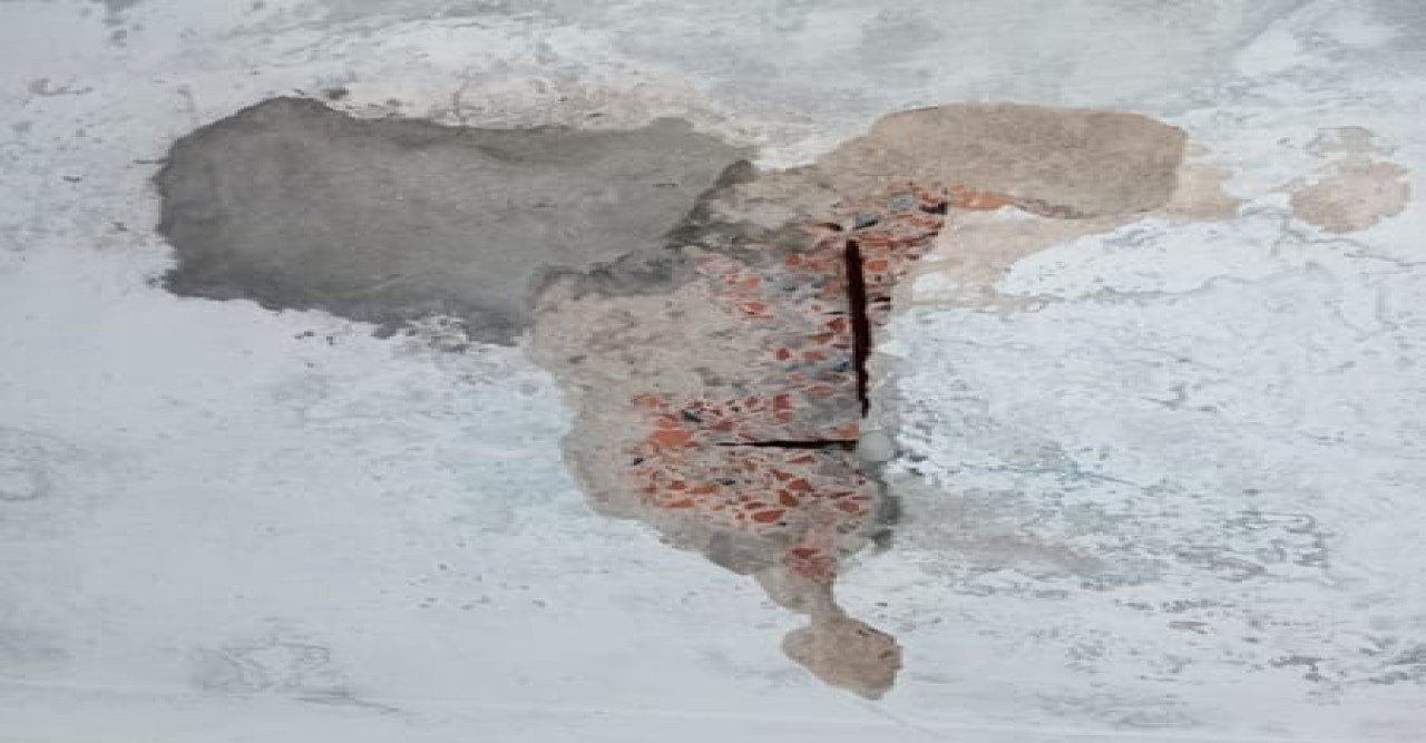 মীরগঞ্জ সরকারি প্রাথমিক বিদ্যালয়: ছাদ থেকে ঝুরঝুরিয়ে পড়ে বালু-সিমেন্টের কণা