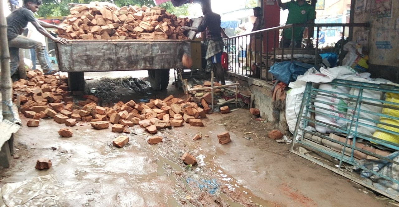 মান্দায় সাংবাদিক ও ব্যবসায়ীদের উদ্যোগে রাস্তা সংস্কার