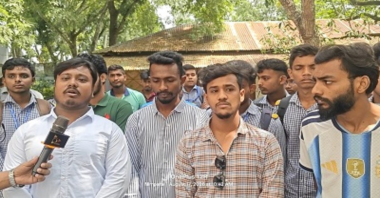 সোশ্যাল মিডিয়ায় শিক্ষিকার পোষ্ট ঘিরে চারঘাটে বিতর্ক, কলেজে অতিরিক্ত পুলিশ মোতায়েন