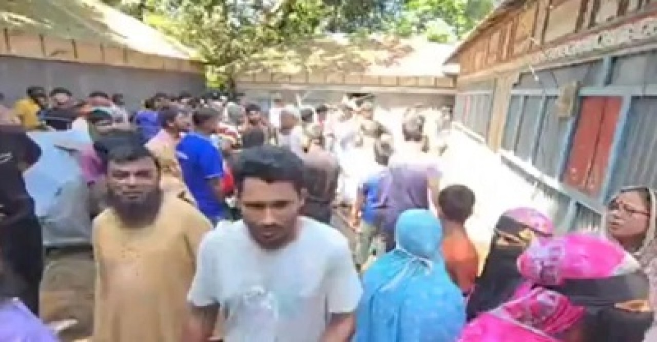 মা-ভাবিকে কু/পি/য়ে ও ভাতিজিকে আছড়ে মারলো যুবক
