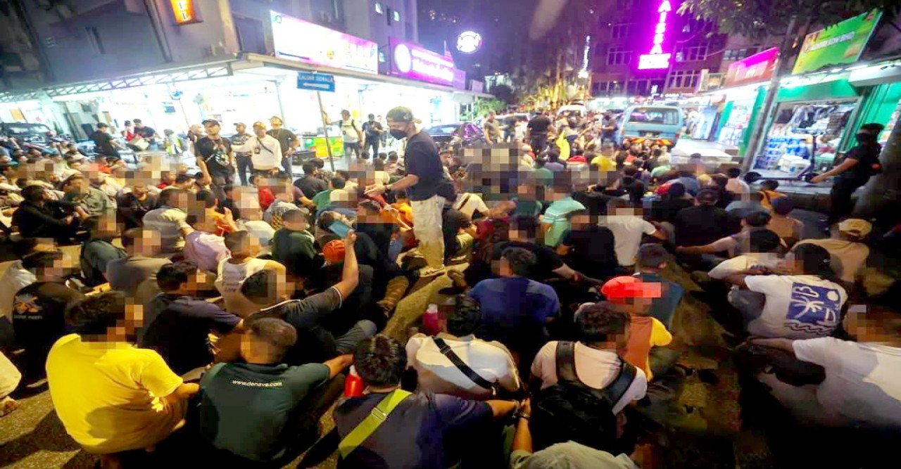 মালয়েশিয়ায় এক দিনে ৭৭০ বিদেশি আটক, বাংলাদেশি ৩৭৭