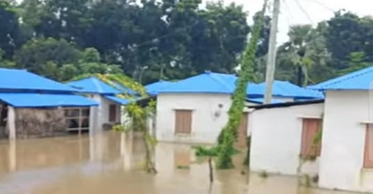 তানোরে রাতের টানা ভারি বর্ষনে ডুবে গেছে গুচ্ছো গ্রামের বাড়িঘর
