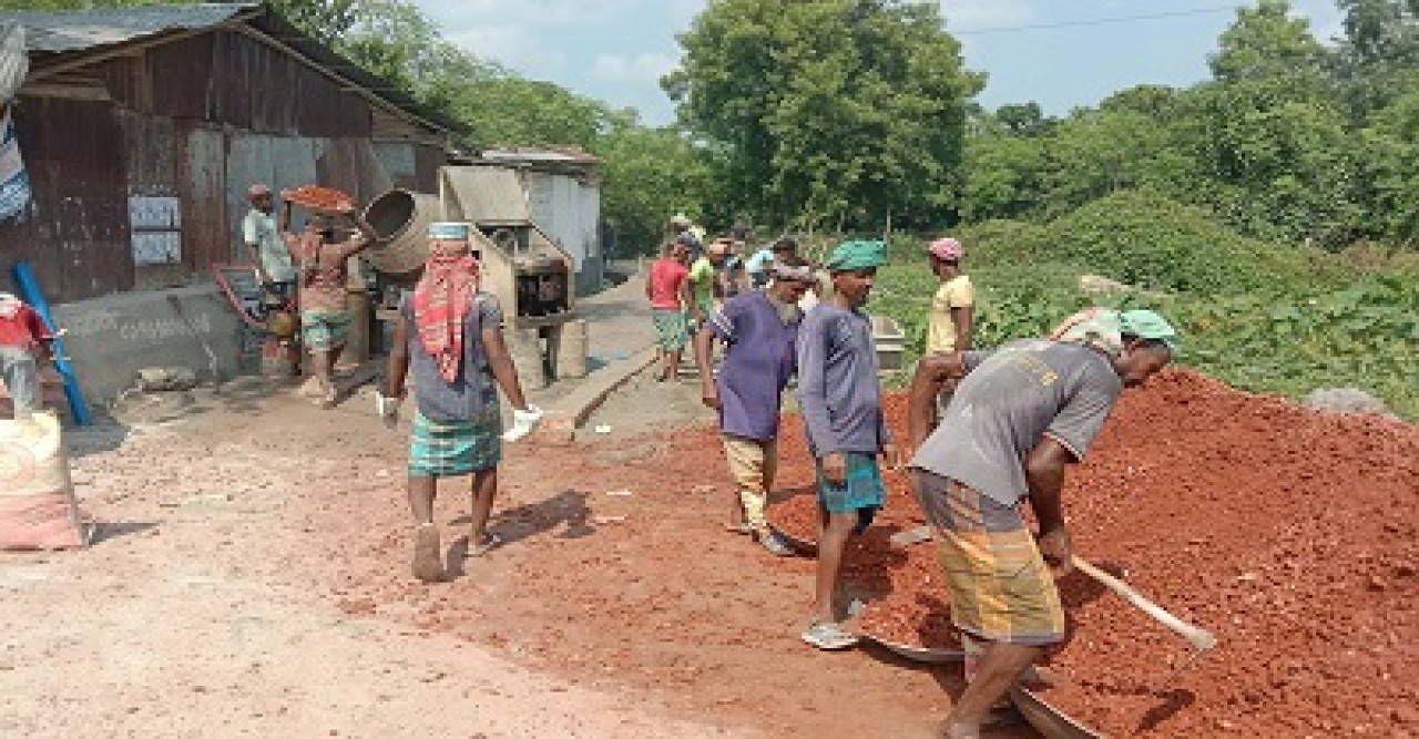 মহাদেবপুরের পথচারীদের দুর্ভোগ নিরসনে আরসিসি রাস্তা নির্মাণ