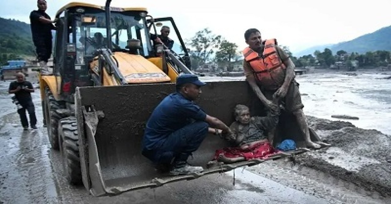 নেপালে ভয়াবহ বন্যায় নিখোঁজ ১৩০০, চলছে উদ্ধার অভিযান