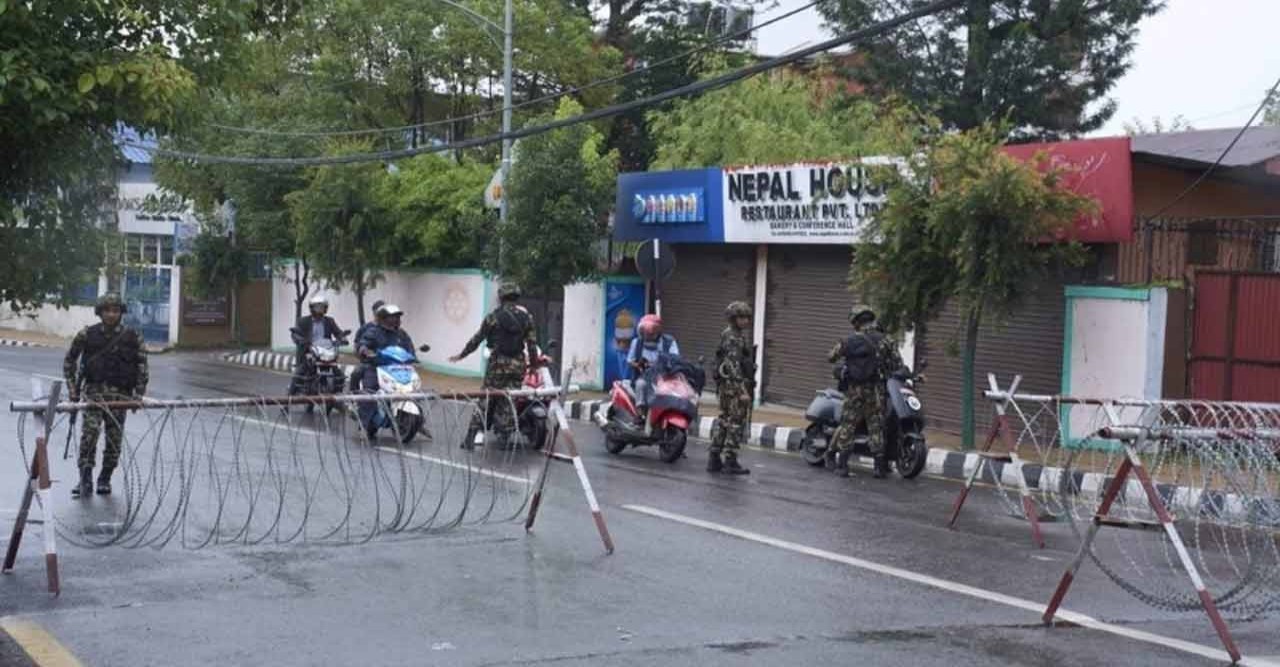 শান্তি ফেরানোর চেষ্টায় সেনাবাহিনী, অর্ন্তর্বতী নেতৃত্ব নিয়ে টানাপোড়েন