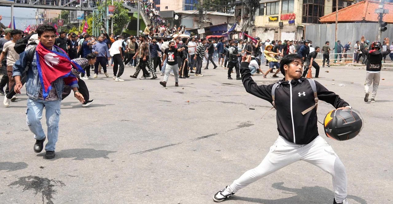 বিক্ষোভকারীদের দেওয়া আগুনে নেপালের সাবেক প্রধানমন্ত্রীর স্ত্রীর মৃত্যু