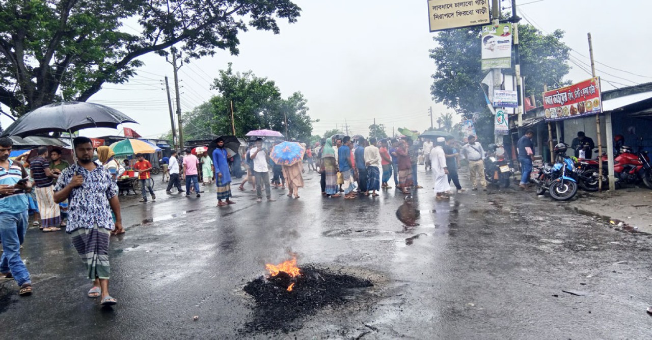 ভাঙ্গায় চলছে অবরোধ: ট্রেন আটকে নামিয়ে দেওয়া হলো যাত্রীদের