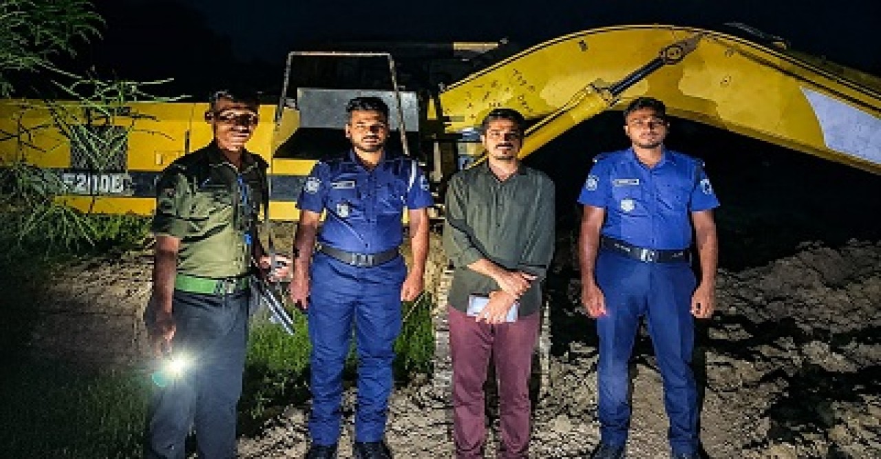 পুঠিয়ায় গভীর রাতে ফসলি জমির মাটি কাটার বিরুদ্ধে অভিযান, অকেজো ৪ এস্কেভেটর