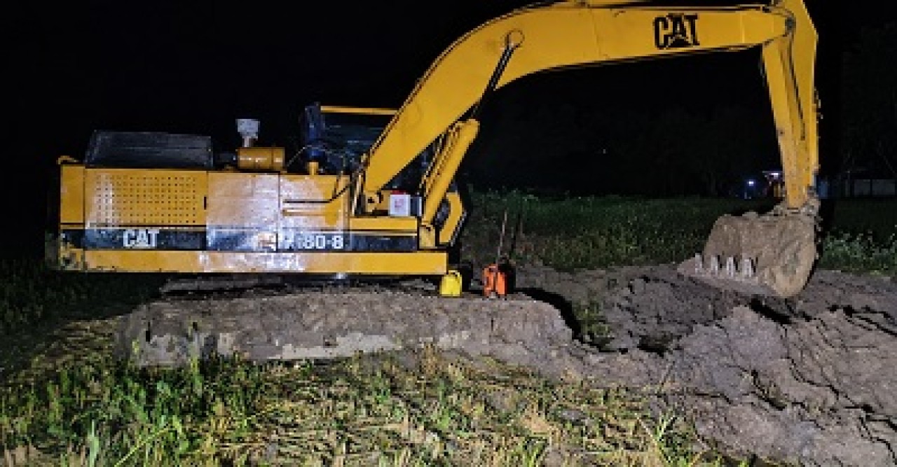 পুঠিয়ায় গভীর রাতে প্রশাসনের অভিযান, টপসয়েল কাটার কাজে ব্যবহৃত এস্কেভেটর অকেজো