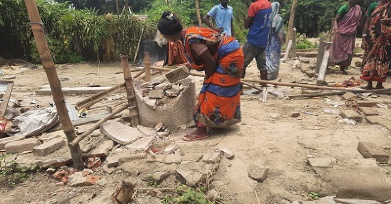 পুঠিয়ার ধোকড়াকুলে আদিবাসী পরিবারের ঘরবাড়ি ভাঙচুর-লুটপাটের অভিযোগ