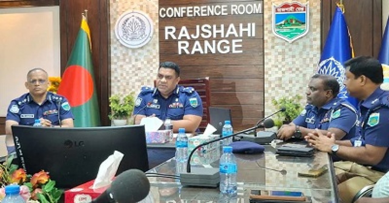 গণমাধ্যমকর্মীদের সঙ্গে রাজশাহী রেঞ্জ ডিআইজির মতবিনিময়