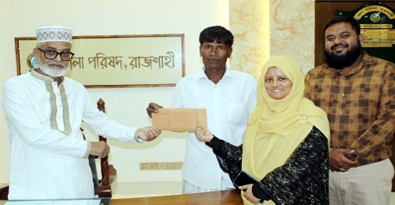 রাজশাহীতে ১৭৭ পূজামণ্ডপে ১৪ লাখ ১০ হাজার টাকা অনুদান দিল জেলা পরিষদ