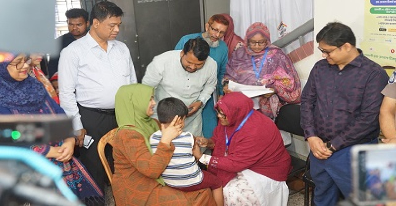 হাম-রুবেলা টিকাদান ক্যাম্পেইন উদ্বোধন করলেন রাসিক প্রশাসক