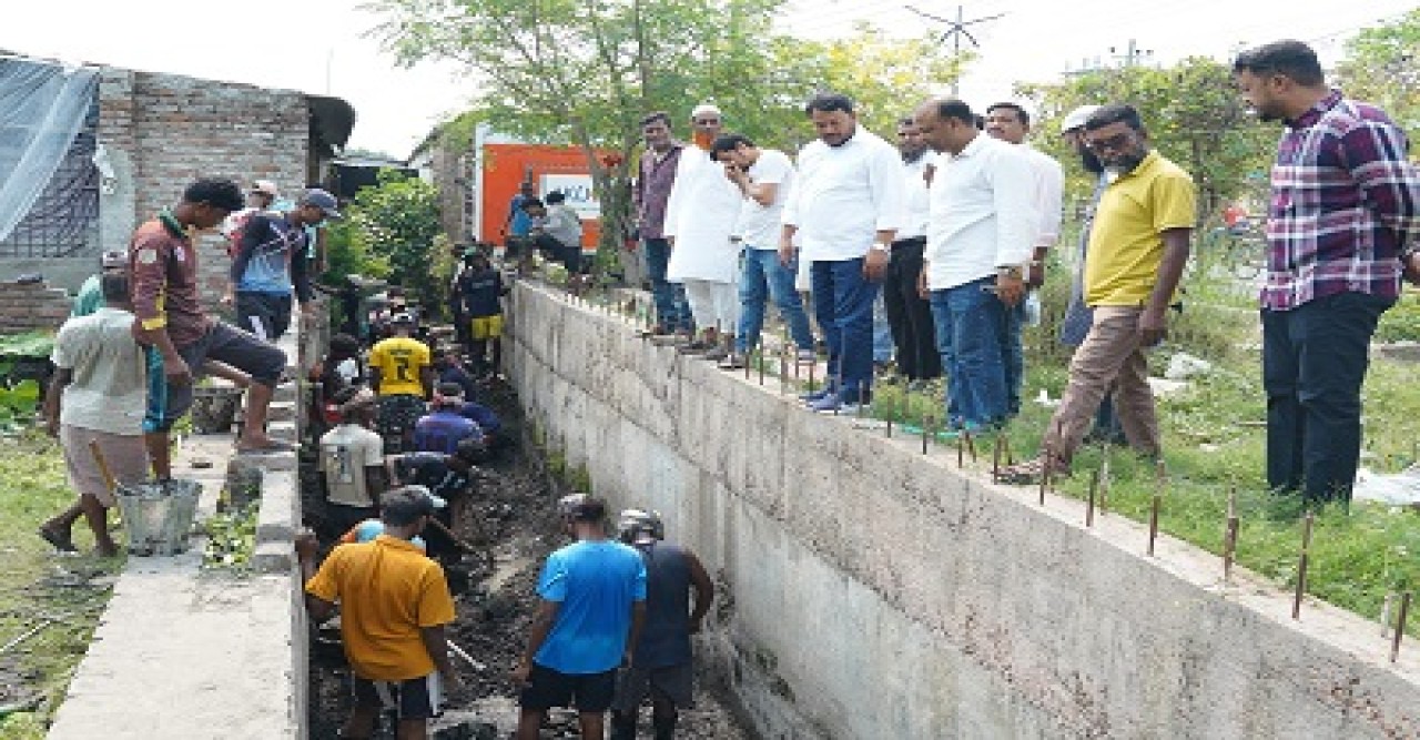 রাজশাহীতে ড্রেন পরিষ্কার কার্যক্রম পরিদর্শনে রাসিক প্রশাসক