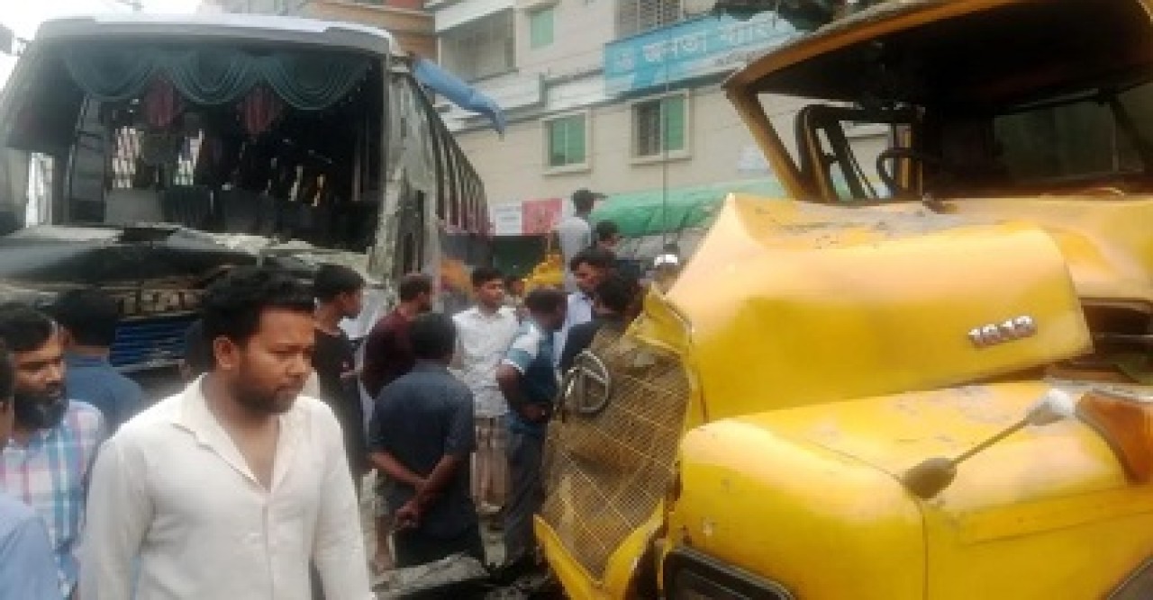 টাঙ্গাইলে বাস-ট্রাক মুখোমুখি সংঘর্ষে নিহত ২