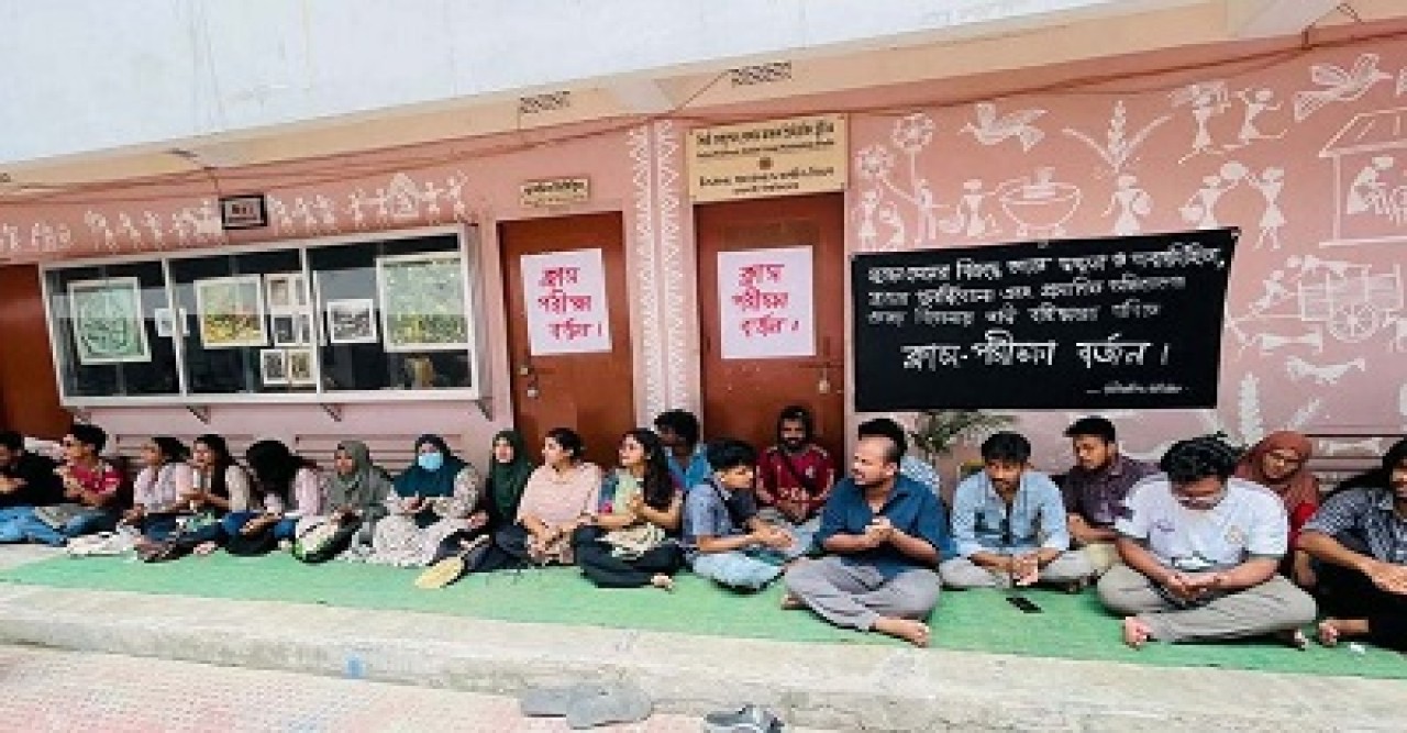 রাবি শিক্ষক সুজন সেনের স্থায়ী বহিষ্কার দাবি, শিক্ষার্থীদের ক্লাশ-পরীক্ষা বর্জন