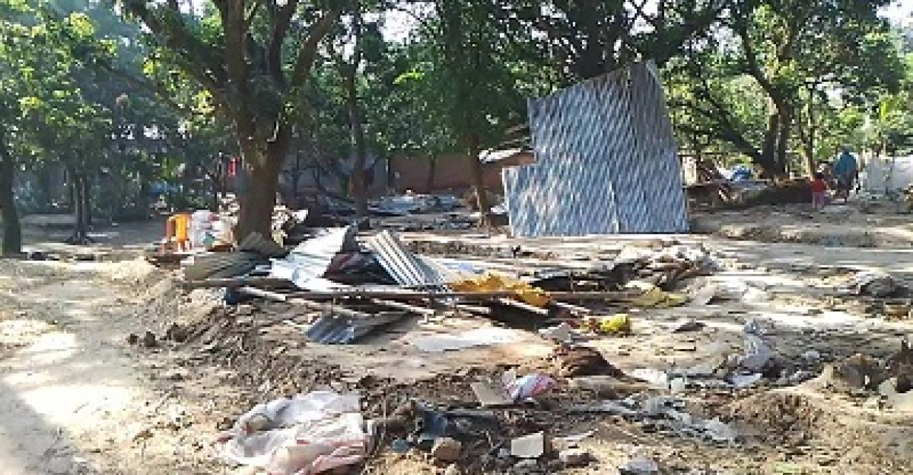 তানোরে পূর্ব শক্রতার জেরে বসতবাড়ি ভাংচুর ও লুটপাটের অভিযোগ