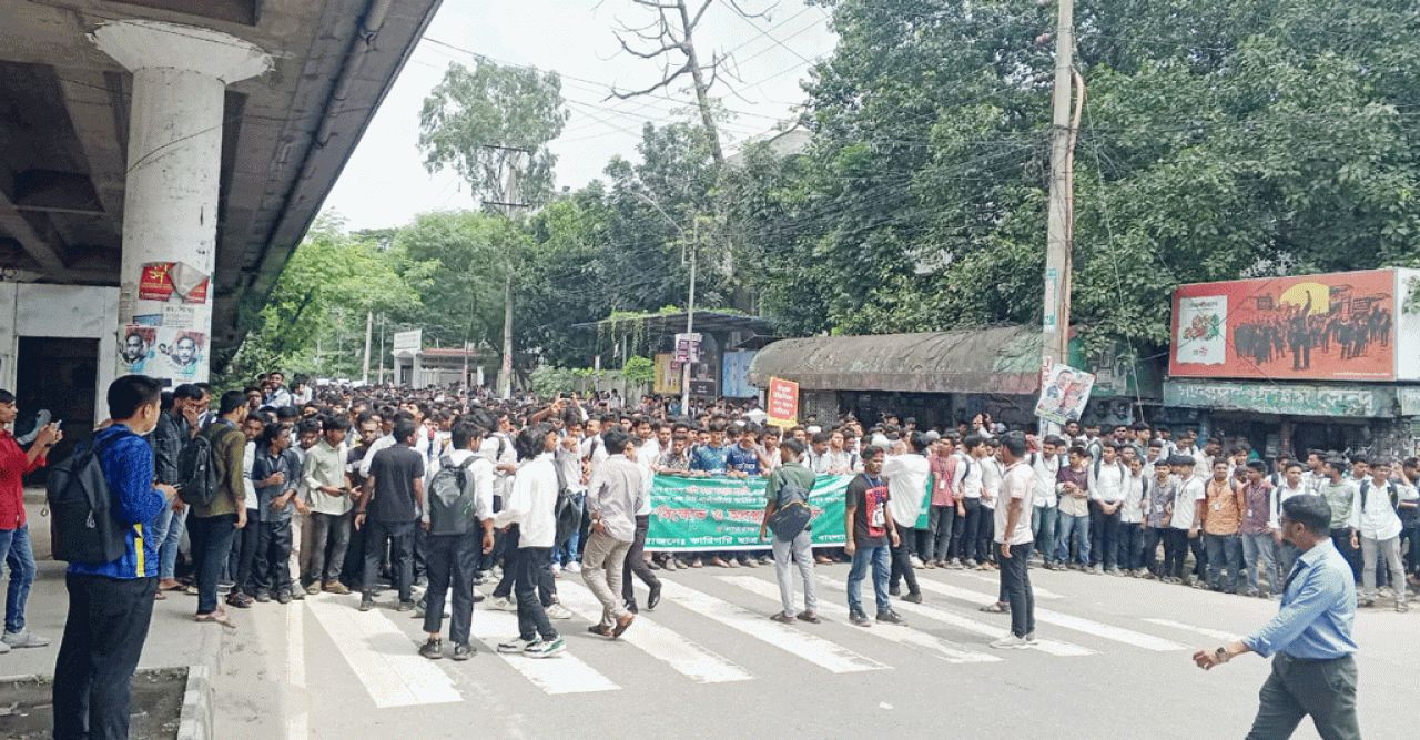 কারিগরি শিক্ষার্থীদের রাজধানীর সাতরাস্তা মোড় অবরোধ, যান চলাচল বন্ধ