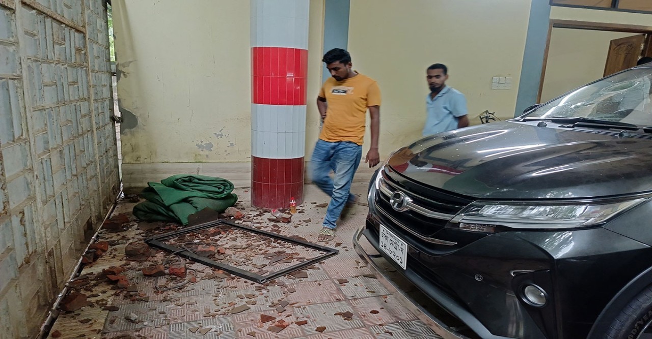 কাদের সিদ্দিকীর বাসভবনে হামলা ও ভাঙচুর হয় মধ্যরাতে