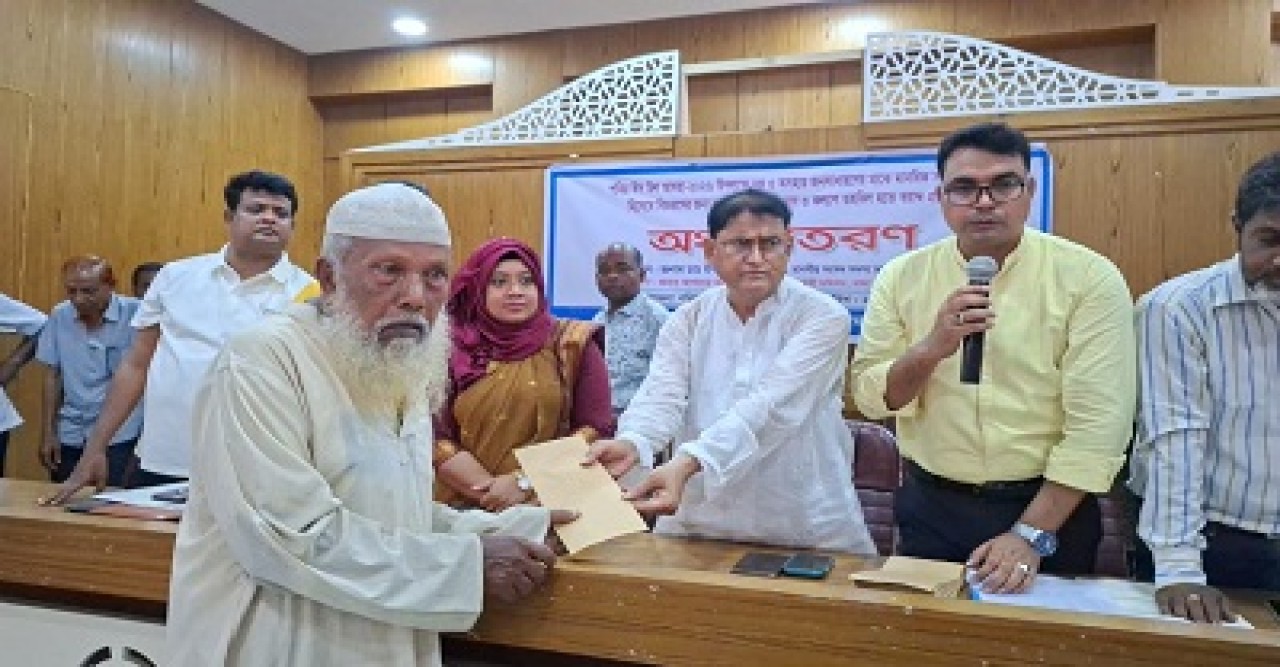 মান্দায় ৫০০ অসহায়- দুস্থ পরিবারকে ১০ লাখ টাকা অর্থ সহায়তা প্রদান করলেন এমপি টিপু