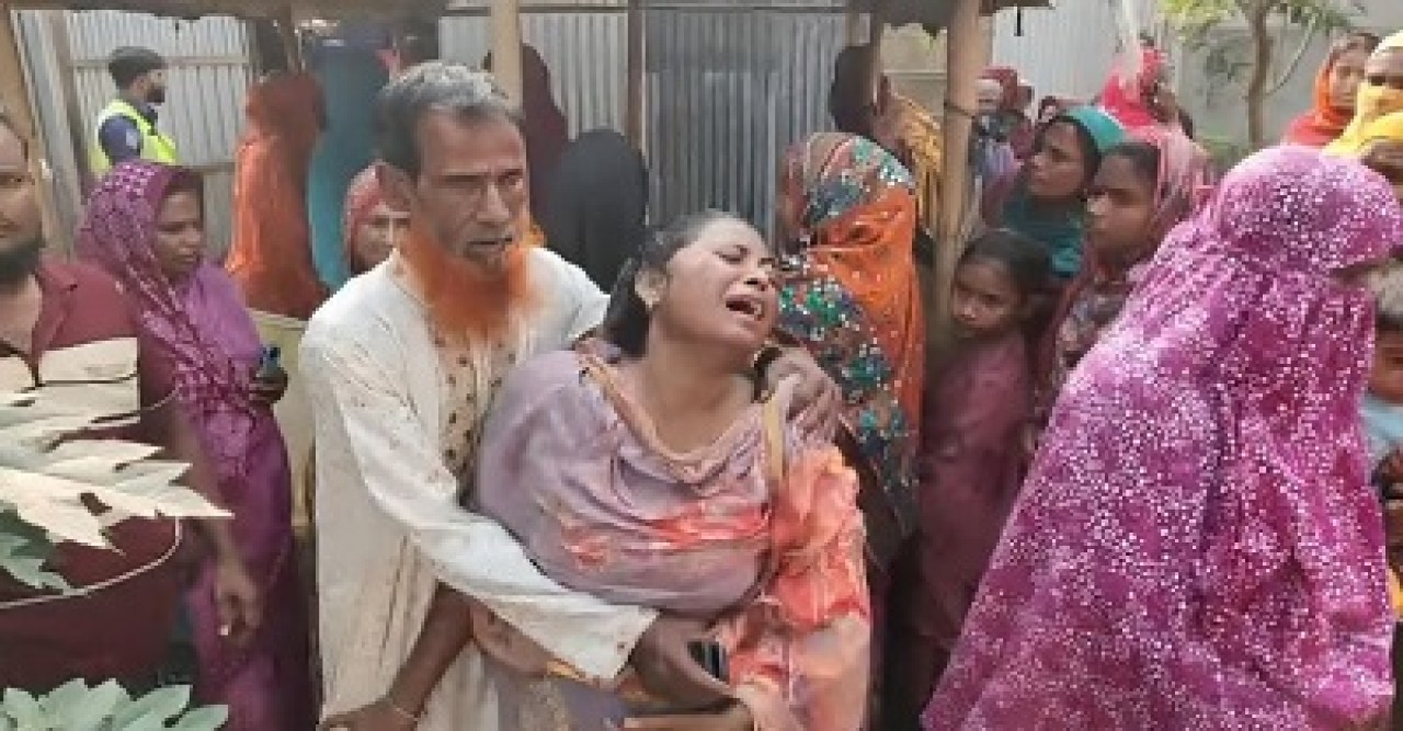ঘরের সিঁধ কেটে ঢুকে বৃদ্ধকে কুপিয়ে হত্যা, রক্তমাখা অবস্থায় আটক ১