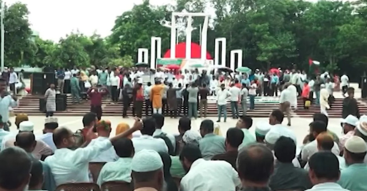 ফের ৩ দাবিতে শহীদ মিনারে প্রাথমিকের শিক্ষকরা