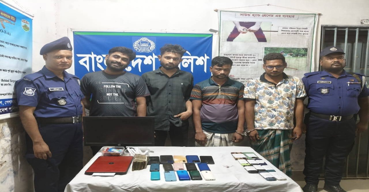 বাঘায় যৌথ বাহিনীর অভিযানে ইমো হ্যাকার চক্রের ৪ সদস্য গ্রেপ্তার