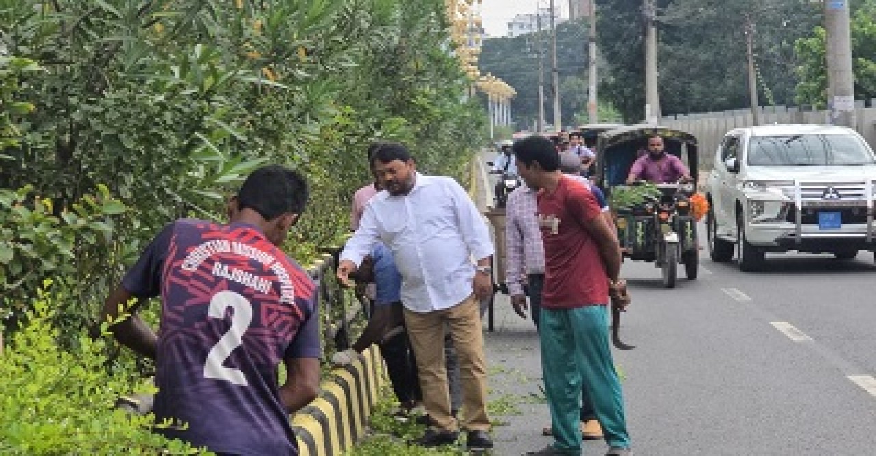 আইল্যান্ডে গাছের পরিচর্যা ও পরিষ্কার-পরিচ্ছন্নতা কার্যক্রম পরিদর্শনে রাসিক প্রশাসক