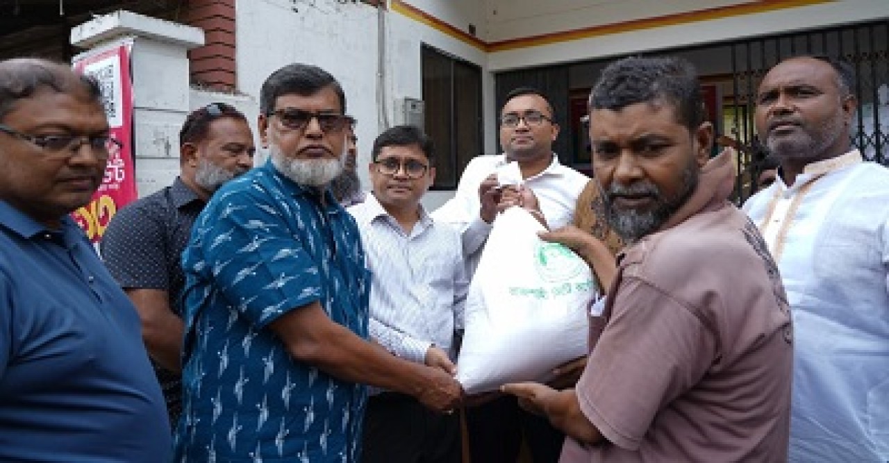 নগরীর শ্রীরামপুরে বন্যাদুর্গতদের মাঝে রাসিকের ত্রাণ সামগ্রী বিতরণ