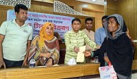মান্দায় দুস্থদের মাঝে নগদ অর্থ, শিক্ষা প্রতিষ্ঠানে ফার্স্ট এইডবক্স ও বৃক্ষচারা বিতরণ