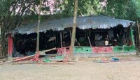 রাজশাহীতে খানকা ভাঙচুর করলেন ‘ক্ষুব্ধ জনতা’, দাঁড়িয়ে দেখলেন ওসি