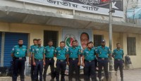 সকাল থেকেই পুলিশের অবস্থান জাতীয় পার্টির কার্যালয়ের সামনে