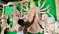 দুর্গাপূজা উপলক্ষে মান্দায় প্রতিমা তৈরিতে ব্যস্ত সময় কাটাচ্ছেন কারিগররা