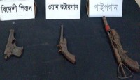 বাঘায় বিদেশী পিস্তল, পাইপগান ও দেশীয় অস্ত্র উদ্ধার