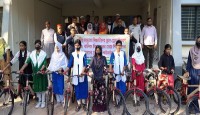 মান্দায় উপজেলা প্রশাসনের উদ্যোগে স্কুলড্রেস ও বাইসাইকেল বিতরণ
