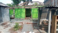 বাঘায় ঘর ভেঙে দেওয়ায় গোডাউনে রাত কাটছে ৫ সদস্যের পরিবারের
