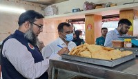 রাজশাহীতে বিএসটিআই’র অনুমোদনহীন দই-মিষ্টি বিক্রেতাকে জরিমানা