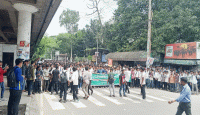 কারিগরি শিক্ষার্থীদের রাজধানীর সাতরাস্তা মোড় অবরোধ, যান চলাচল বন্ধ